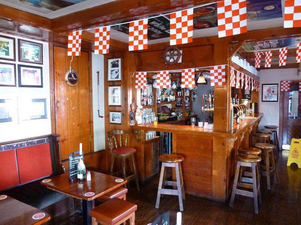The White Lady Hotel Кинсейл Екстериор снимка